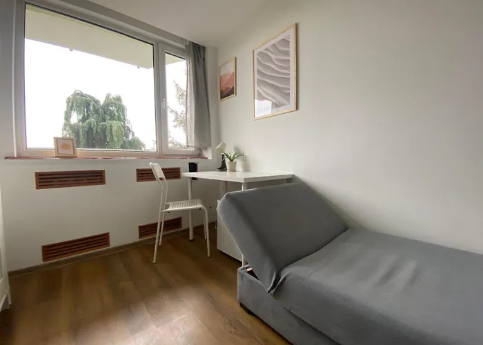 Hostello Airport Strzegomska - W Pelni Wyposazone Vandrarhem